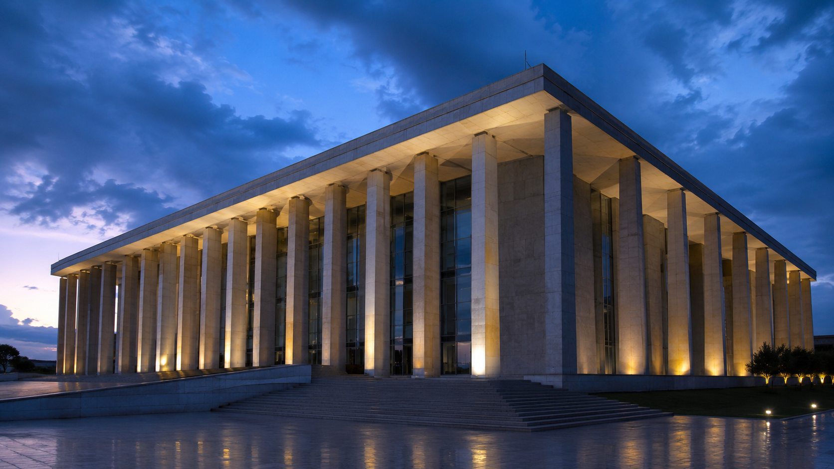 Fachada de tribunal superior com colunas altas ao entardecer