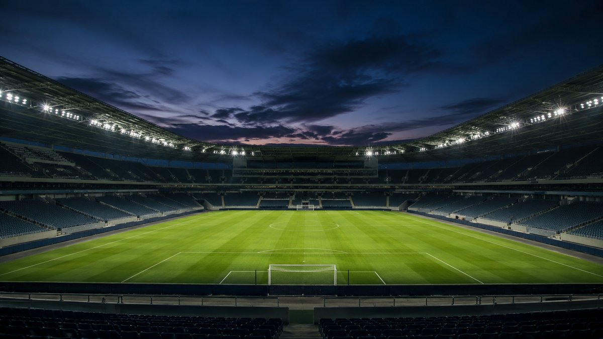 Estádio iluminado ao entardecer — amistoso Brasil x Egito