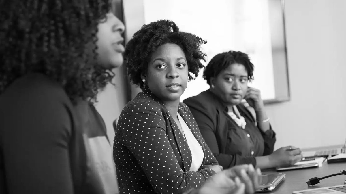 Desemprego entre jovens negras chega a 24,7% e expõe freio no mercado formal