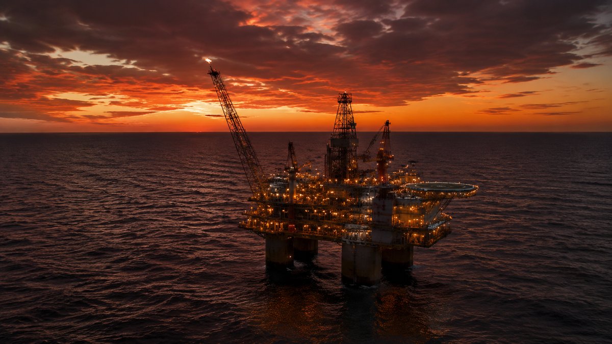 Plataforma de petróleo no mar — tensão Irã-EUA e preços globais