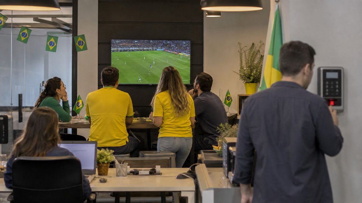 Jogo do Brasil dá folga? A regra real para trabalhador e servidor na Copa