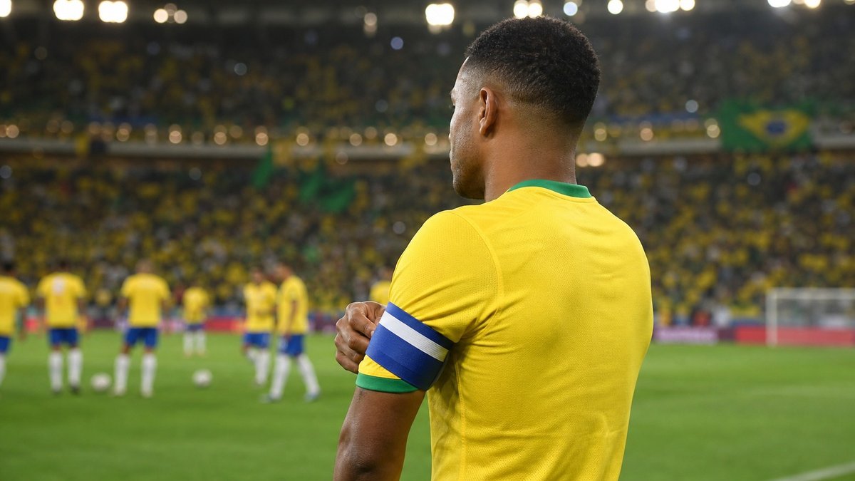 Jogador da Seleção Brasileira com braçadeira de capitão em estádio antes de partida da Copa