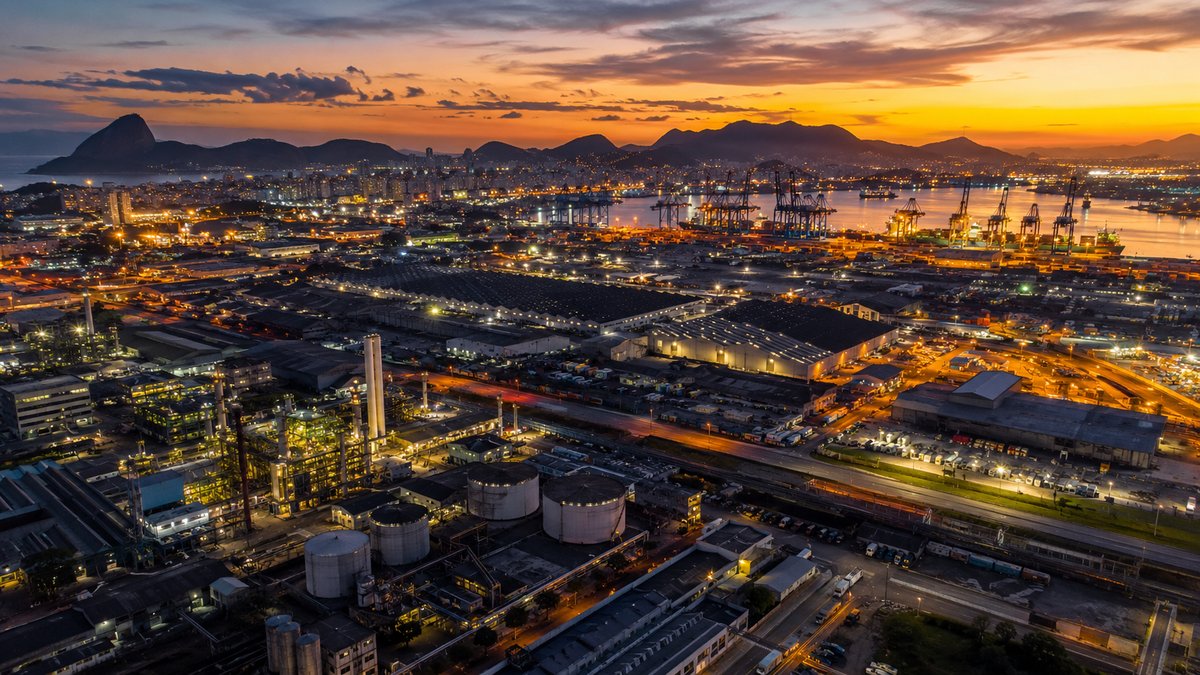 Distrito industrial e portuário ao entardecer — PIB do Brasil