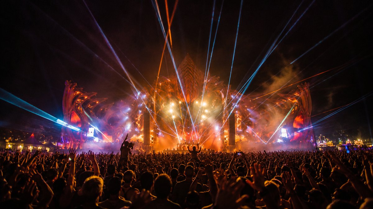 Palco de festival de música à noite com luzes e plateia — Rock in Rio 2026