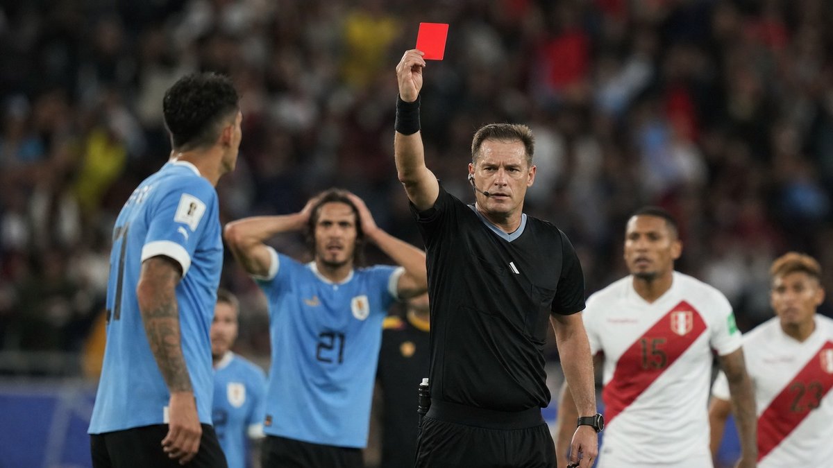 Wilton Sampaio expulsa 3 e vira personagem da abertura da Copa